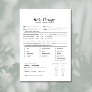 Puede incluir: Un formulario de admisión de clientes de Reiki Therapy blanco con un diseño floral en la parte superior. El formulario incluye secciones para información personal, historial médico y razones para buscar terapia. Incluye un diagrama corporal.