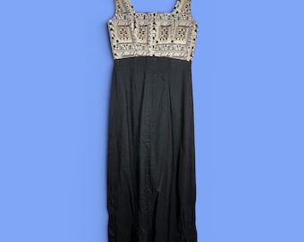 Vestido largo con corpiño de tapiz vintage, negro, dorado metalizado, sin mangas y escote cuadrado.