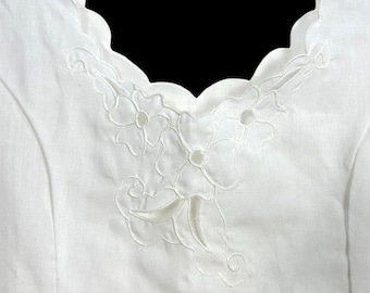 Canotta da donna vintage in cotone bianco con ricami floreali e orlo smerlato