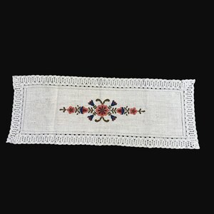 Ubelhor Vintage Linnen Tafelloper met Geborduurd Bloemenmotief en Gehaakte Kanten Rand 28x11