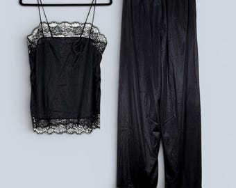 Conjunto de pijama de mujer vintage negro con ribete de encaje, camisola mediana y pernera ancha pequeña.