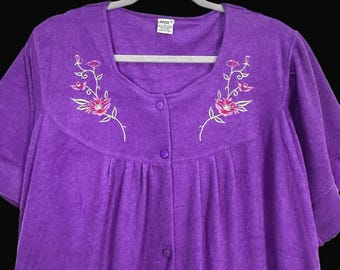 Bata de mujer Argee de felpa morada con cierre de botones y bordado floral, talla L