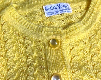 Cárdigan de punto calado amarillo vintage con botones delanteros de British Vogue para mujer