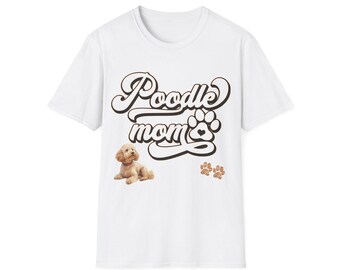 Könnte beinhalten: Weißes T-Shirt mit dem Text "Poodle mom" in einer Retro-Schrift. Unter dem Text ist ein kleiner Pudel abgebildet, darunter Pfotenabdrücke.