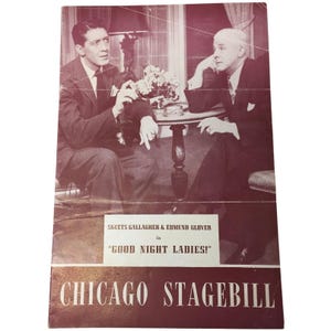 Puede incluir: Programa de teatro vintage de Chicago con Skeets Gallagher y Edmund Glover en "Good Night Ladies!". La imagen en tonos sepia muestra a dos hombres sentados. Texto en la parte inferior del programa, en color granate.