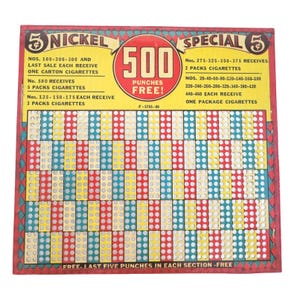 Op de afbeelding: Vintage 5¢ Nickel Special ponskaart met een geel en rood ontwerp. De kaart bevat tekst met het aantal ponsen en prijzen, waaronder sigaretten. De kaart heeft een raster van gekleurde cirkels.