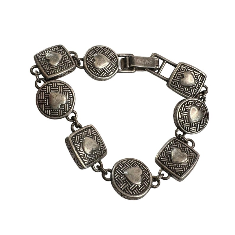 K&ouml;nnte beinhalten: Silberfarbenes Armband mit abwechselnd quadratischen und runden Gliedern, die jeweils mit einem Herzmotiv verziert sind. Das Armband hat einen strukturierten Hintergrund und einen Verschluss. Der Markenname "Brighton" ist auf dem Verschluss sichtbar.