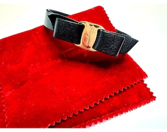 Salvatore Ferragamo Schwarzes Leder Vara Bogen Armband mit Beutel