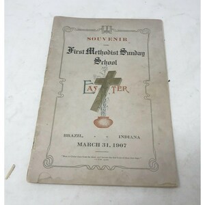 Könnte beinhalten: Ein Vintage-Souvenirprogramm für die Osterfeier der Ersten Methodistischen Sonntagsschule in Brazil, Indiana, am 31. März 1907. Das Programm zeigt ein Kreuz mit einem Blumentopf und das Wort "Easter" in einer dekorativen Schriftart.