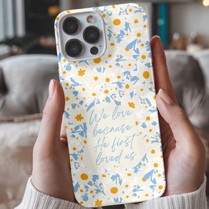 Kristet retro blommigt telefonskal med bibelvers Vi älskar eftersom han först älskade oss Skrift Vårtelefonskal Gåva till henne Hösttelefon