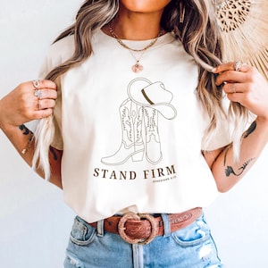 Stand stevig christelijk shirt western T-shirt cowboylaarsshirt trendy western christelijk T-shirt schrift shirts religieus cadeau voor haar Cowgirl shirt