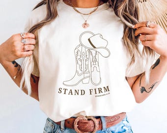 Camiseta cristiana "Stand Firm", camiseta vaquera, camiseta con botas vaqueras, camiseta cristiana occidental de moda, camisetas con las Escrituras, regalo religioso para ella, camiseta vaquera