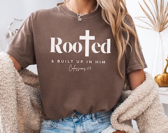 Kolosser 2 7 Shirt Christliche Komfortfarben T-Shirt Minimalistisches Bibel-Vers-Shirt Verwurzelt in Jesus-Schrift Christliches Kleid Jesus-Shirt