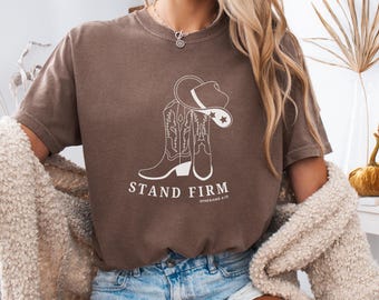 Camiseta cristiana con colores cómodos y temática del oeste para mujer, con versículo bíblico "Mantente firme", estilo vaquero, ropa basada en la fe y las Escrituras.