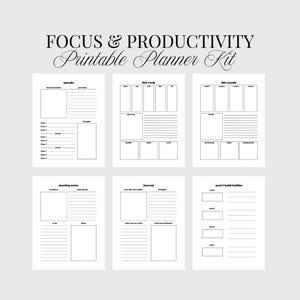 Op de afbeelding: Een Focus & Productivity Printable Planner Kit met zes zwart-wit pagina's met lay-outs voor agenda, deze week, deze maand, notulen, dagboek en doel- en gewoonteplanner, allemaal voorzien van gelinieerde secties en lege vakken voor planning.