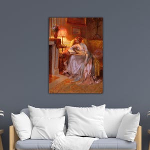 Könnte beinhalten: Ein gerahmtes Ölgemälde, das eine Person in einem langen, fließenden rosa Kleid zeigt, die auf einem gelben Sofa sitzt und bei dem warmen, goldenen Licht einer Lampe ein Buch liest. Die Szene umfasst einen Kamin, eine Blumenvase und einen Teppich.