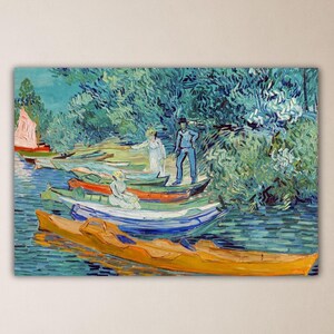 Pode incluir: Uma pintura que retrata uma cena de rio com vários barcos atracados na margem. Os barcos são pintados em vários tons de azul, verde e amarelo. A água é de um azul vibrante e as árvores que margeiam a margem são de um verde exuberante. A pintura é feita em um estilo que lembra o de Vincent van Gogh.