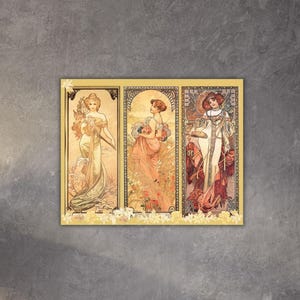 Peut inclure: Une impression d'art en triptyque encadrée représentant trois femmes de style Art nouveau en robes fluides. L'œuvre d'art présente une palette de couleurs chaudes or, pêche et rouge, avec des détails floraux et décoratifs.