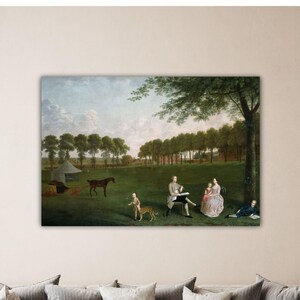 Puede incluir: Pintura enmarcada de una escena pastoral. Muestra figuras con ropa de época, incluyendo una pareja sentada y otras personas en un césped verde. También se ven un caballo, una tienda de campaña y árboles.
