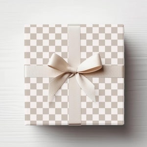 Carta da regalo a scacchi beige neutra perfetta per compleanni, matrimoni, feste e regali di tutti i giorni, 3 misure e 2 finiture disponibili