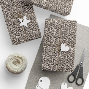 Elegante carta da regalo in bianco e nero con motivo floreale, perfetta per le feste e le occasioni speciali, disponibile in 3 formati e 2 finiture