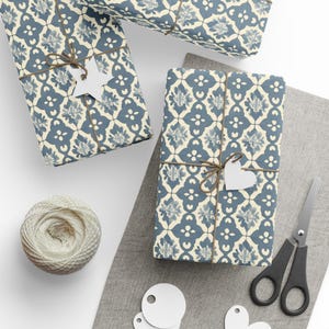 Elegante carta da regalo floreale blu e crema, carta da regalo di ispirazione vintage, perfetta per le occasioni speciali, disponibile con finitura opaca o lucida.