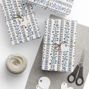 Carta da regalo floreale francese di ispirazione vintage, in stile cottagecore, blu e bianco, disponibile in 3 misure, finitura opaca o lucida.