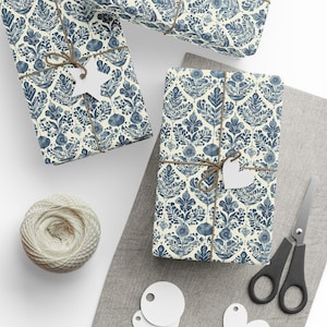 Carta da regalo floreale blu e bianca di ispirazione antica Elegante carta da regalo per occasioni speciali Disponibile con finitura opaca o lucida