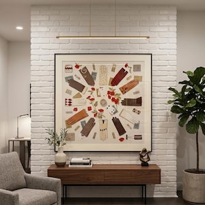 Puede incluir: Una gran obra de arte cuadrada enmarcada que presenta un collage de guantes de cuero de varios colores dispuestos en un patr&oacute;n circular con detalles florales rojos, sobre una pared de ladrillo blanco y una consola de madera larga.