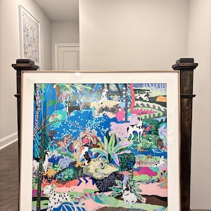 Puede incluir: Una gran impresi&oacute;n art&iacute;stica enmarcada que presenta una escena de selva vibrante y colorida llena de varias razas de perros, plantas tropicales exuberantes y patrones abstractos. La obra incluye azules, rosas y verdes brillantes, con el texto "En route!" visible.