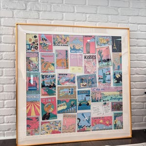 Puede incluir: Una gran obra de arte mural cuadrada enmarcada que presenta un collage de coloridas ilustraciones y postales con tem&aacute;tica de viajes. La impresi&oacute;n incluye varias escenas con textos como London, Greece, Kisses, Nevada, Colmar, Lisbon y Bretagne, todo dentro de un marco de metal dorado.