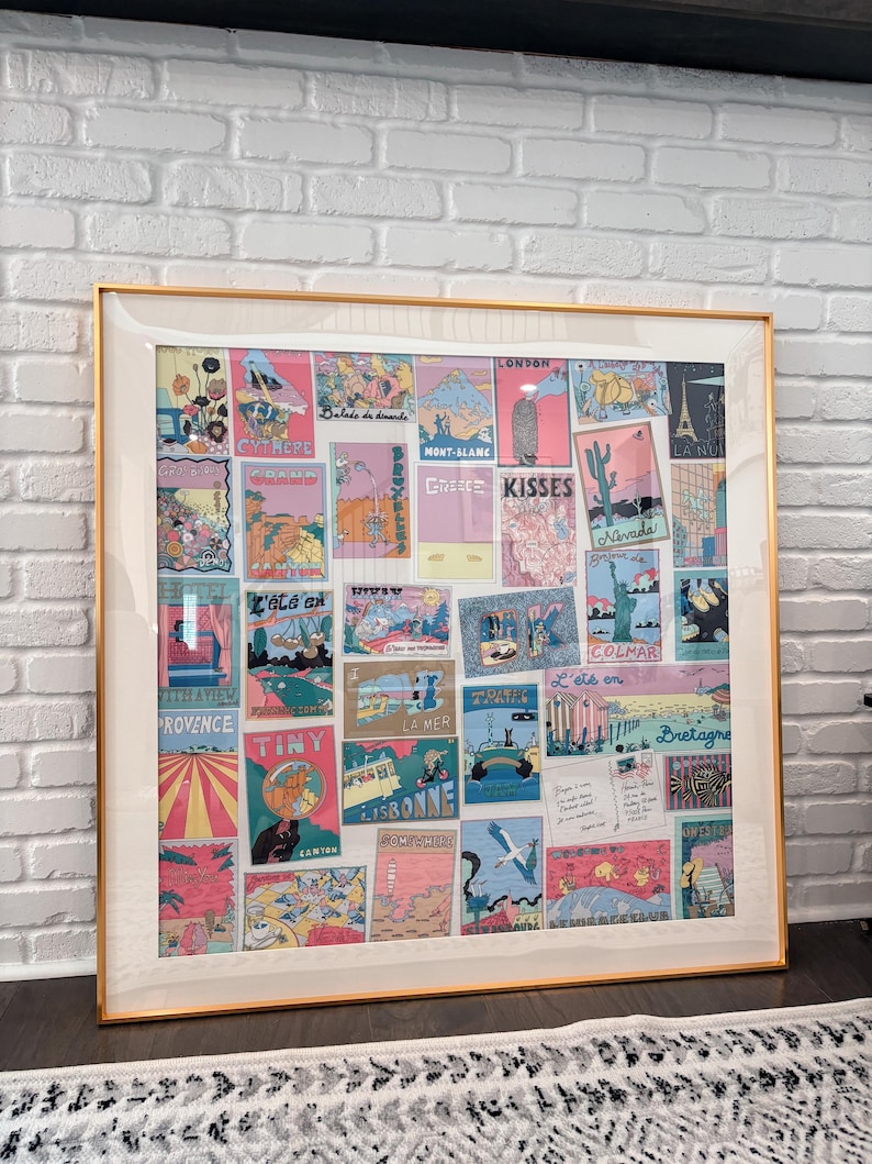 Puede incluir: Una gran obra de arte mural cuadrada enmarcada que presenta un collage de coloridas ilustraciones y postales con tem&aacute;tica de viajes. La impresi&oacute;n incluye varias escenas con textos como London, Greece, Kisses, Nevada, Colmar, Lisbon y Bretagne, todo dentro de un marco de metal dorado.