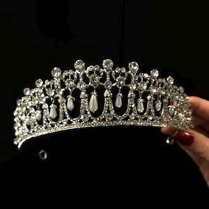 Elegant Pearl Bridal Tiara | Crystal and Pearl Wedding Crown | Luxury Pearl Headpiece for Brides | Vintage-Inspired Bridal Accessories
