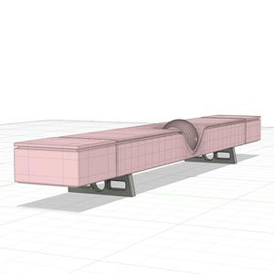 以下が含まれることがあります： 中央に湾曲したくぼみのある長いピンク色の木製ベンチ。ベンチは4本の黒い金属製の脚で支えられています。