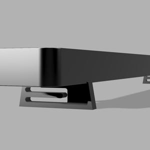 Pu&ograve; includere: Un tavolino rettangolare nero e moderno con una superficie riflettente. Il tavolo &egrave; sostenuto da due gambe geometriche nere con un design a fessura. Il design del tavolo &egrave; minimalista ed elegante, adatto a spazi abitativi contemporanei.