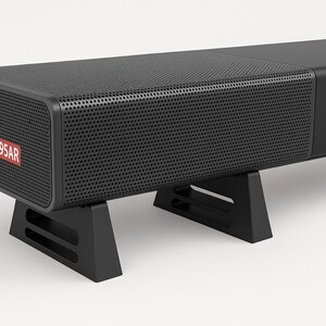 Pu&ograve; includere: Una soundbar nera con un pannello frontale perforato e un'etichetta rossa con la scritta "LG 595AR". La soundbar &egrave; supportata da due supporti neri.