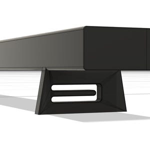 Pu&ograve; includere: Una soundbar nera e rettangolare con bordi arrotondati &egrave; posizionata sopra un supporto trapezoidale nero con due aperture orizzontali. Gli oggetti sono ambientati su uno sfondo bianco, creando un'estetica minimalista.