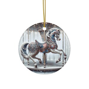 Puede incluir: Un caballo de carrusel blanco con detalles azules y rojos se encuentra en una plataforma de carrusel con fondo blanco. El caballo está decorado con detalles intrincados y tiene una silla de montar con un diseño rojo, blanco y azul.