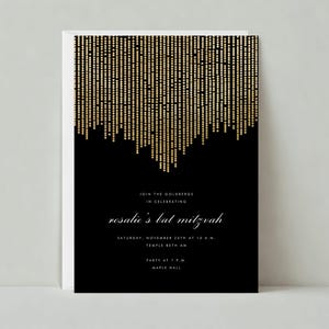 Op de afbeelding: Zwarte en gouden uitnodiging met een decoratief ontwerp van gouden stippen. De tekst luidt "Sluit je aan bij de Goldberg om Rosalie's Bat Mitzvah te vieren. Zaterdag 20 november om 18:00 uur. Temple Beth Am. Feest om 19:00 uur. Maple Hall."