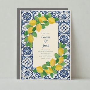 以下が含まれることがあります： 青と白のタイル模様の縁取りとレモンの枝のデザインが施された結婚式の招待状。テキストには「正式に、グウェン＆ジャックは婚約しました！そして、8月2日午後6時30分、グランド・ティチンでカクテルで祝います。」と書いてあります。