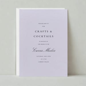 Puede incluir: Una tarjeta de invitación de color lavanda con borde blanco. El texto dice "Por favor, únase a nosotros para Artesanías y Cócteles en honor a la futura novia Carrie Meeber. Sábado, 28 de mayo a las 4 PM. En casa de Carrie."