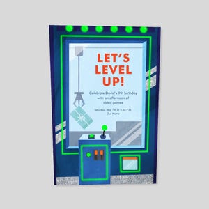 Könnte beinhalten: Eine blaue und grüne Einladung im Arcade-Stil mit dem Text "Let's Level Up!" und den Worten "Feiern Sie Davids 9. Geburtstag mit einem Nachmittag voller Videospiele. Samstag, 7. Mai um 15:30 Uhr. Unser Zuhause."