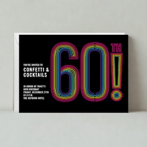 Könnte beinhalten: Eine schwarze Einladung mit einer regenbogenfarbenen Grafik zum 60. Geburtstag. Der Text lautet: "Sie sind eingeladen zu Konfetti & Cocktails zu Ehren von Tracys 60. Geburtstag, Freitag, 27. Dezember um 20:00 Uhr. Das Hepburn Hotel."