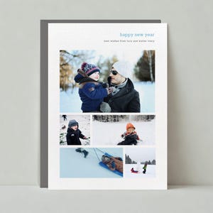 Puede incluir: Una tarjeta navideña con un collage de fotos de invierno. La foto superior muestra a una persona sosteniendo a un niño en la nieve. La tarjeta dice "happy new year" y "best wishes from lucy and walter story."