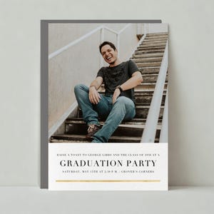 Invitación de graduación moderna con foto, clara, dorada, metálica y blanca. Plantilla personalizable sin papel. Descarga instantánea.