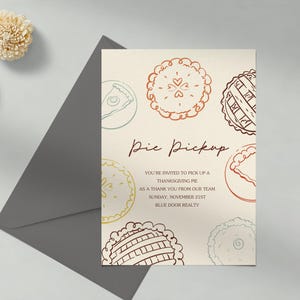 Puede incluir: Una tarjeta de invitación crema con ilustraciones de pastel y las palabras "Pie Pickup". La tarjeta va acompañada de un sobre gris y dos flores decorativas beige. El texto invita a recoger un pastel de Acción de Gracias.