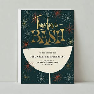 Könnte beinhalten: Festliche Einladungskarte mit dunkelblauem Hintergrund und goldfarbenem Schriftzug "Time for a BASH". Die Karte zeigt ein stilisiertes Cocktailglas und Sternenmuster in Weiß, Rot und Gold. Der Text darunter lautet "Tis the season for Snowballs & Highballs."