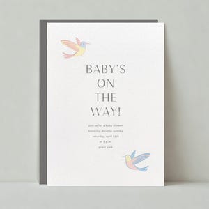 Paperless Post Anpassbare Babypartyeinladungsvorlage | Illustrativ | Kolibri, Baby Unterwegs, Rosa, Blau | Sofort Download