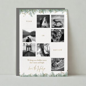 Puede incluir: Una tarjeta de felicitación navideña con un collage de fotos en blanco y negro. La tarjeta tiene un borde gris y está decorada con ramas de pino y el texto "Year in Review" y un mensaje festivo.