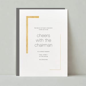 Peut inclure: Une carte d'invitation blanche avec des accents dorés. Le texte indique "The Denver-Camington Corporation vous invite à dire Cheers with the Chairman lors d'une réception cocktail le vendredi 1er octobre à 18h00, The Ashford Hotel."